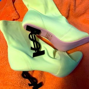 Brand new , never worn size 8M